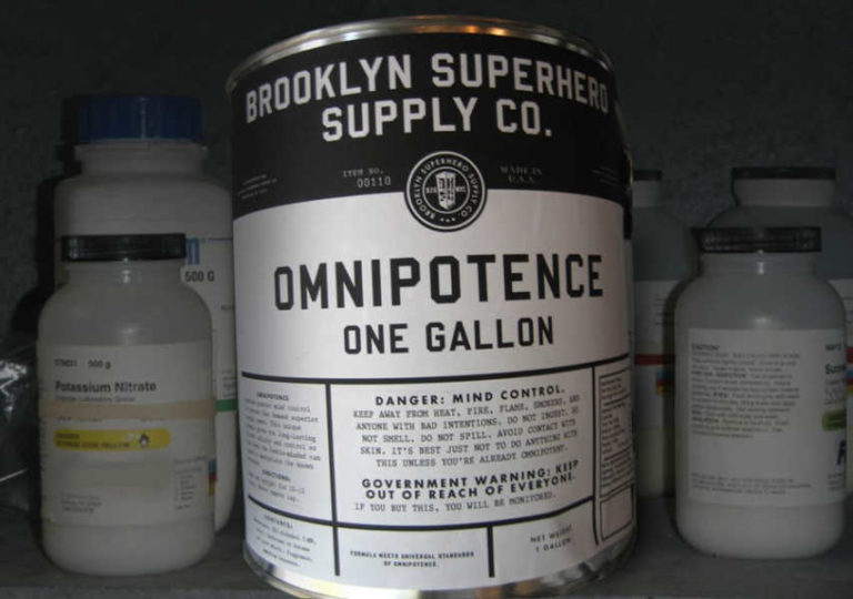 A Brooklyn esiste un negozio dove si vendono barattoli di coraggio e mantelli per diventare invisibili.
Ma la vera magia è una porta segreta: un laboratorio dove i bambini imparano a scrivere la loro storia.
E se potessi aprire anche tu quella porta?